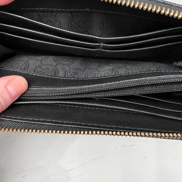 **SALE** Authentic Michael Kors large signature tote & wallet - Picture 11 of 12